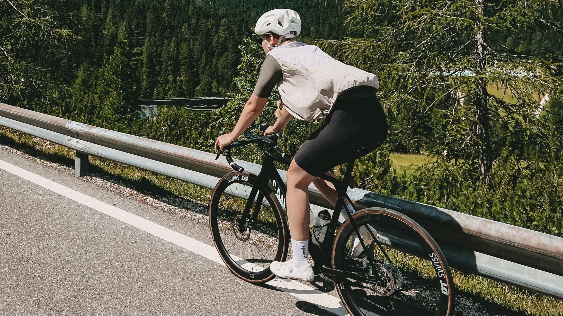 Women's saddles: hip width